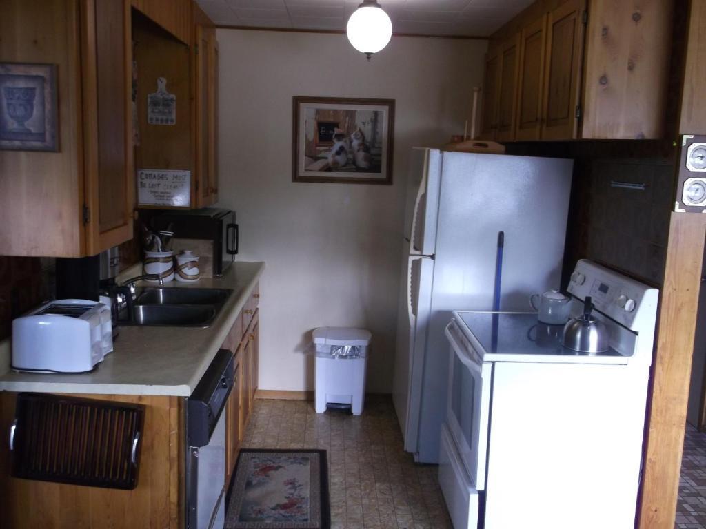 Chalkley'S Sandy Bay Cottage Resort Nipissing Beach Zimmer foto